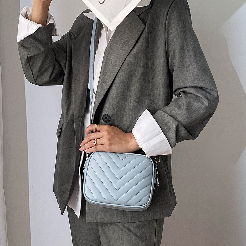 Versatile and trendy women's dia grid shoulder bag