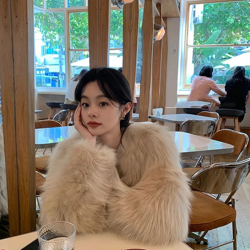 AutumnWinter Artificial Fur Coat for Women Fashionable and Casual Fox Short Loose Comfortable Winter Jacket 240824