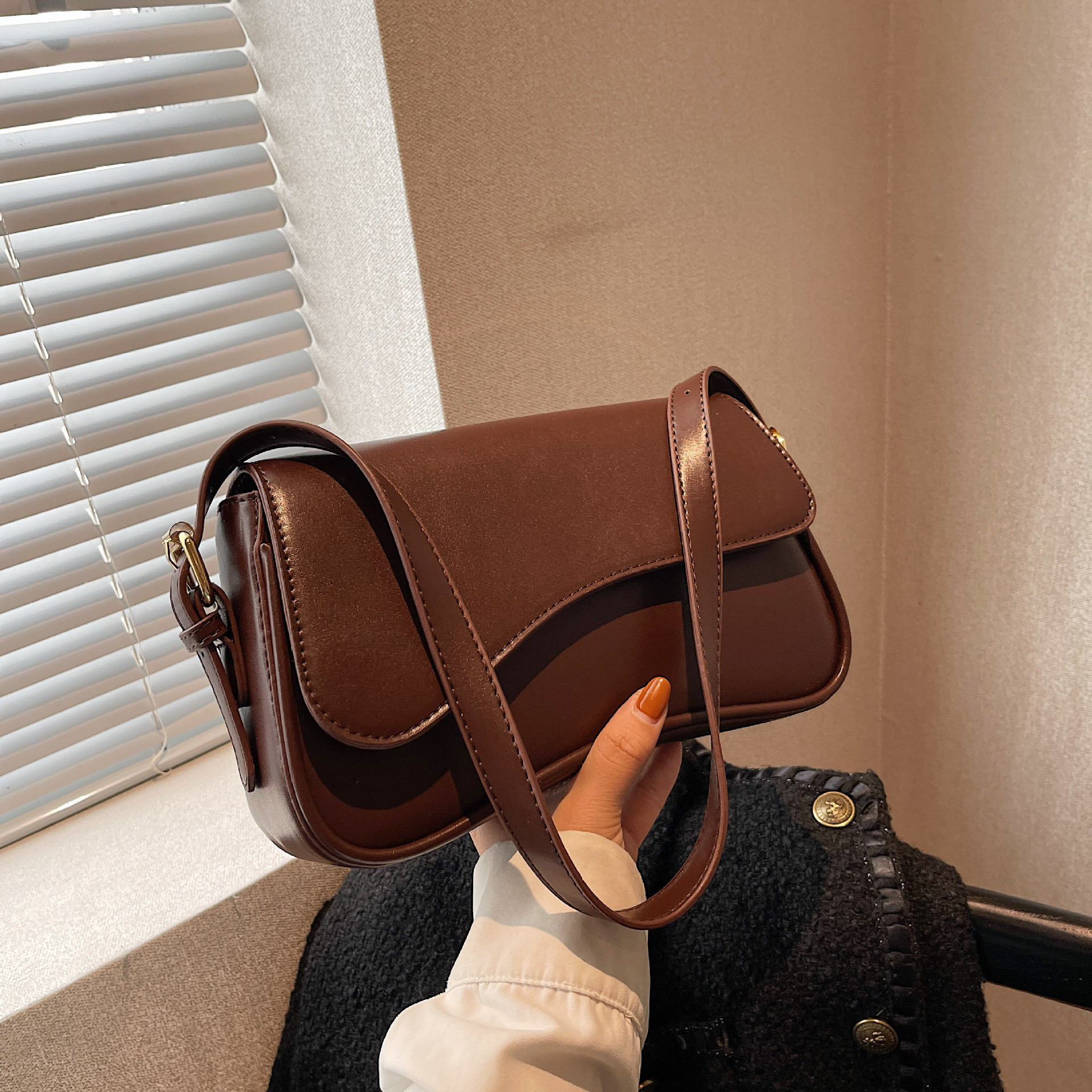 Flip up magnetic buckle shoulder bag for work commuting fashionable and simple women's diagonal cross hand-held armpit bag