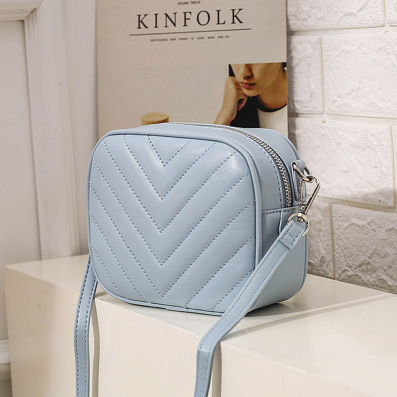 Versatile and trendy women's dia grid shoulder bag