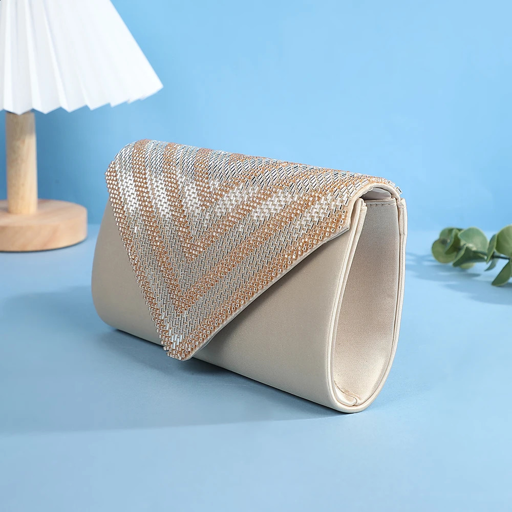 Sell beaded Hand Bags 2024 Girls Latest Women Evening Bag Party Banquet Diamond Clutch Wedding Dress chains shoulder bag 240824Z