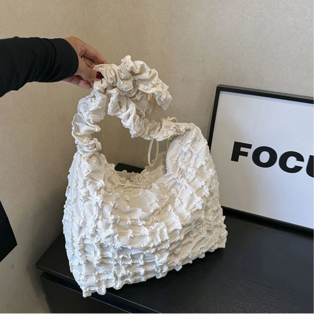 Highquality Lightweight Large Capacity Shopper Tote Armpit Bag Soft Cloud Pleated Womens Handbag Fashion Bubbles Shoulder 240824Z