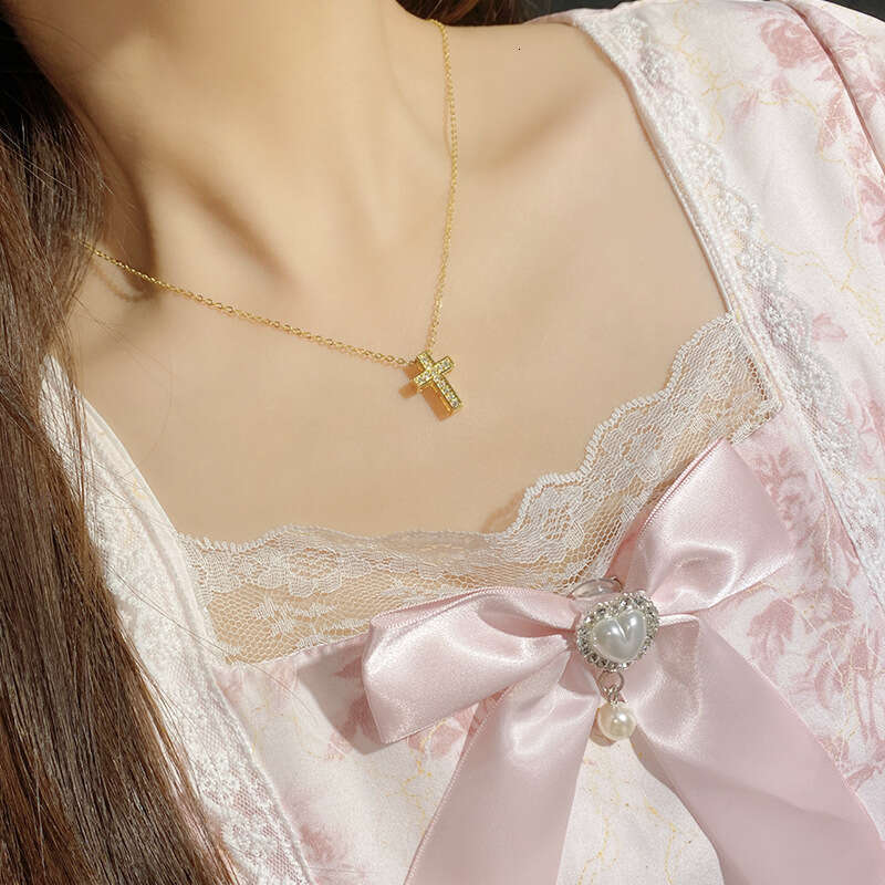 2024 INS New Hip Hop Trendy Cross Pendant Gold Plated Personalized Fashion Couple Accessory Designer Diamond Necklace for Women High-End Jewelry Gift