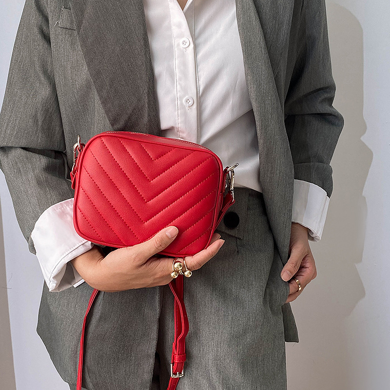 Versatile and trendy women's dia grid shoulder bag
