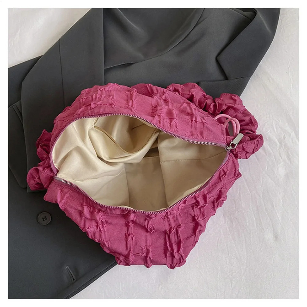 Highquality Lightweight Large Capacity Shopper Tote Armpit Bag Soft Cloud Pleated Womens Handbag Fashion Bubbles Shoulder 240824Z