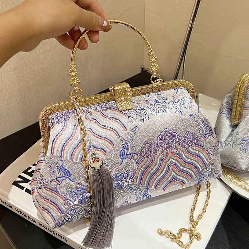 2024 Vintage Women Floral Clutch Lock Shell Clip Handmade Chain Shoulder Bags Crossbody Tassel Glitter Handbags 240824Z