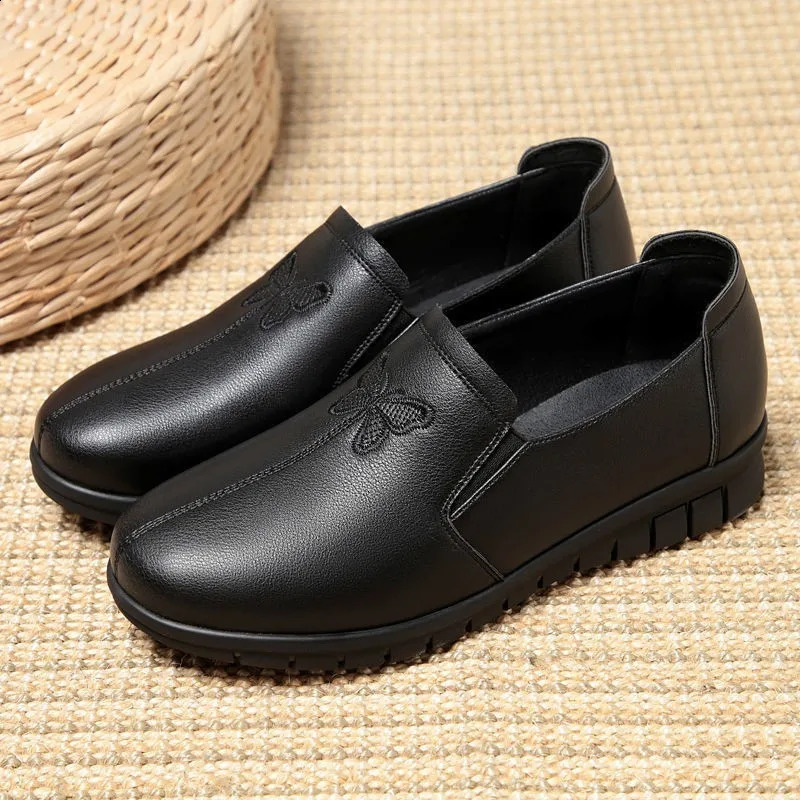 Spring Soled Mother Black single shoe leather anti slip casual comfortable middle-aged and elderly womens flat shoes womens shoes 240823