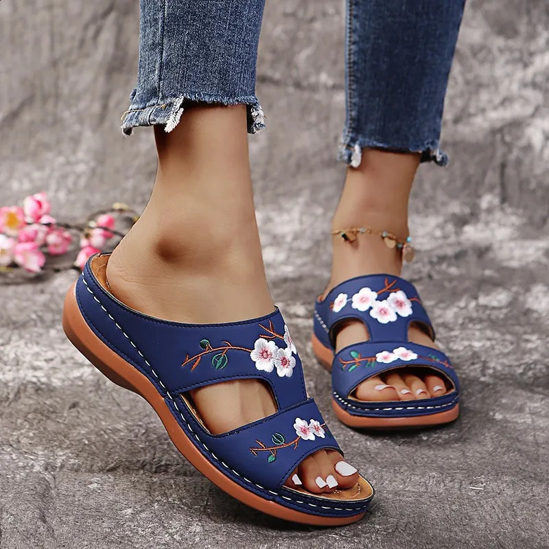 Womens slippers embroidered flowers leather womens sandals outdoor lights casual wedge slippers summer womens shoes 240823