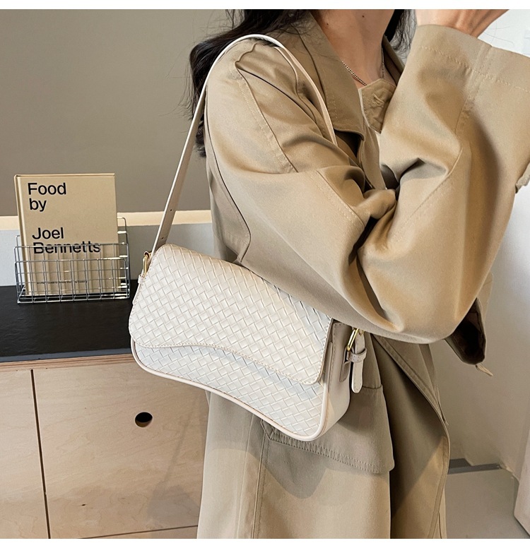 Flip up magnetic buckle shoulder bag for work commuting fashionable and simple women's diagonal cross hand-held armpit bag