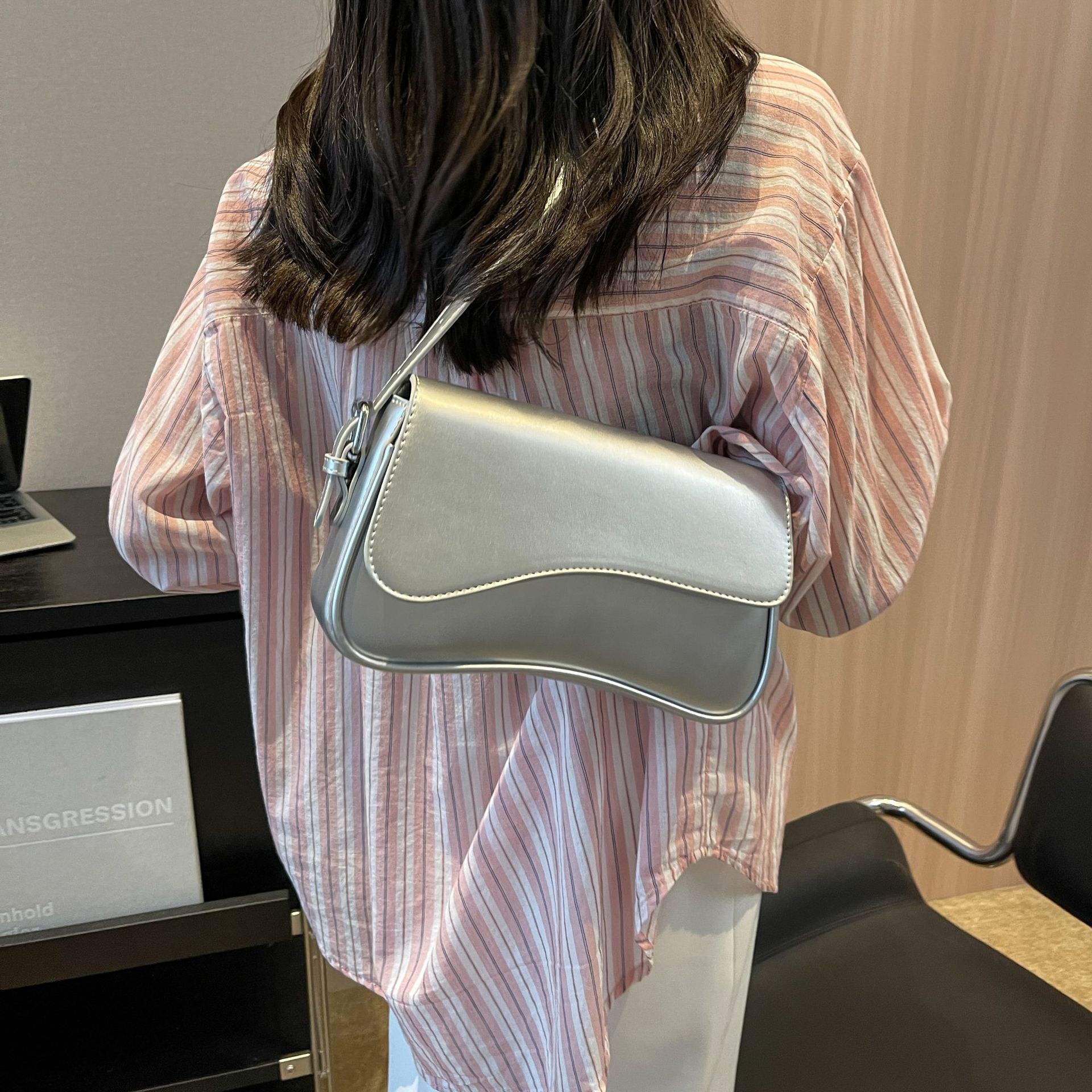 Flip up magnetic buckle shoulder bag for work commuting fashionable and simple women's diagonal cross hand-held armpit bag