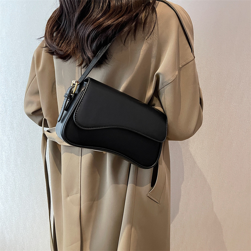 Flip up magnetic buckle shoulder bag for work commuting fashionable and simple women's diagonal cross hand-held armpit bag