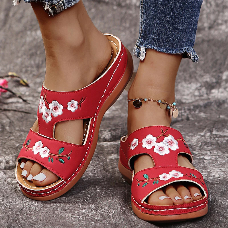 Womens slippers embroidered flowers leather womens sandals outdoor lights casual wedge slippers summer womens shoes 240823