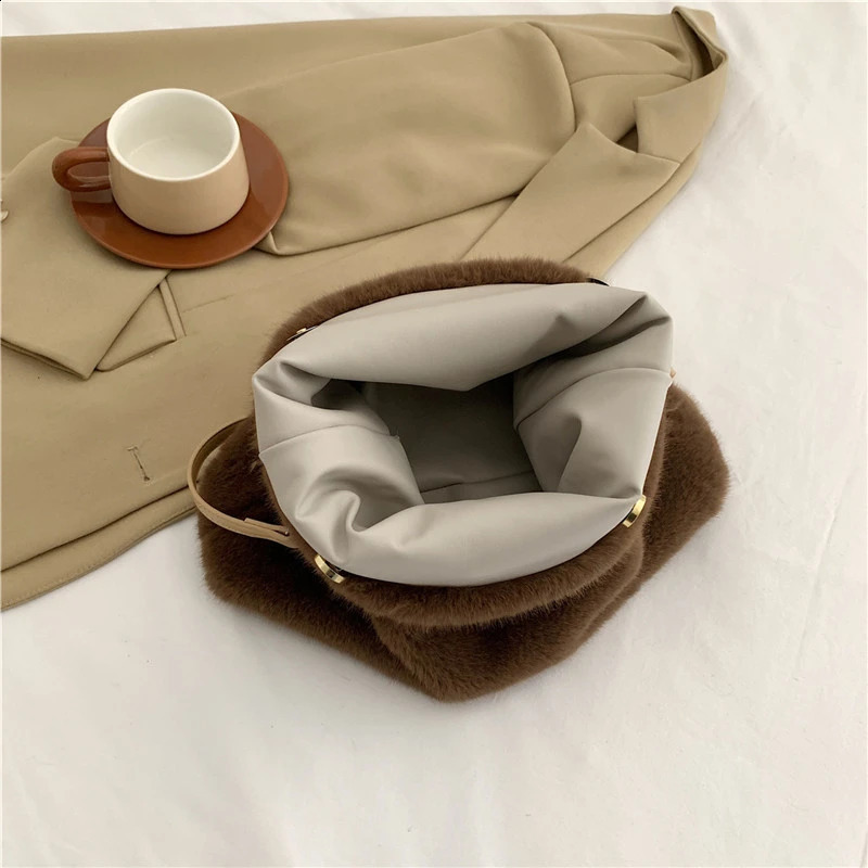 2025 new Faux Fur Handbag Women Winter Soft Fulffy Folds Shoulder Female Khaki Plush Messenger Bag 240824 zhanyishengli