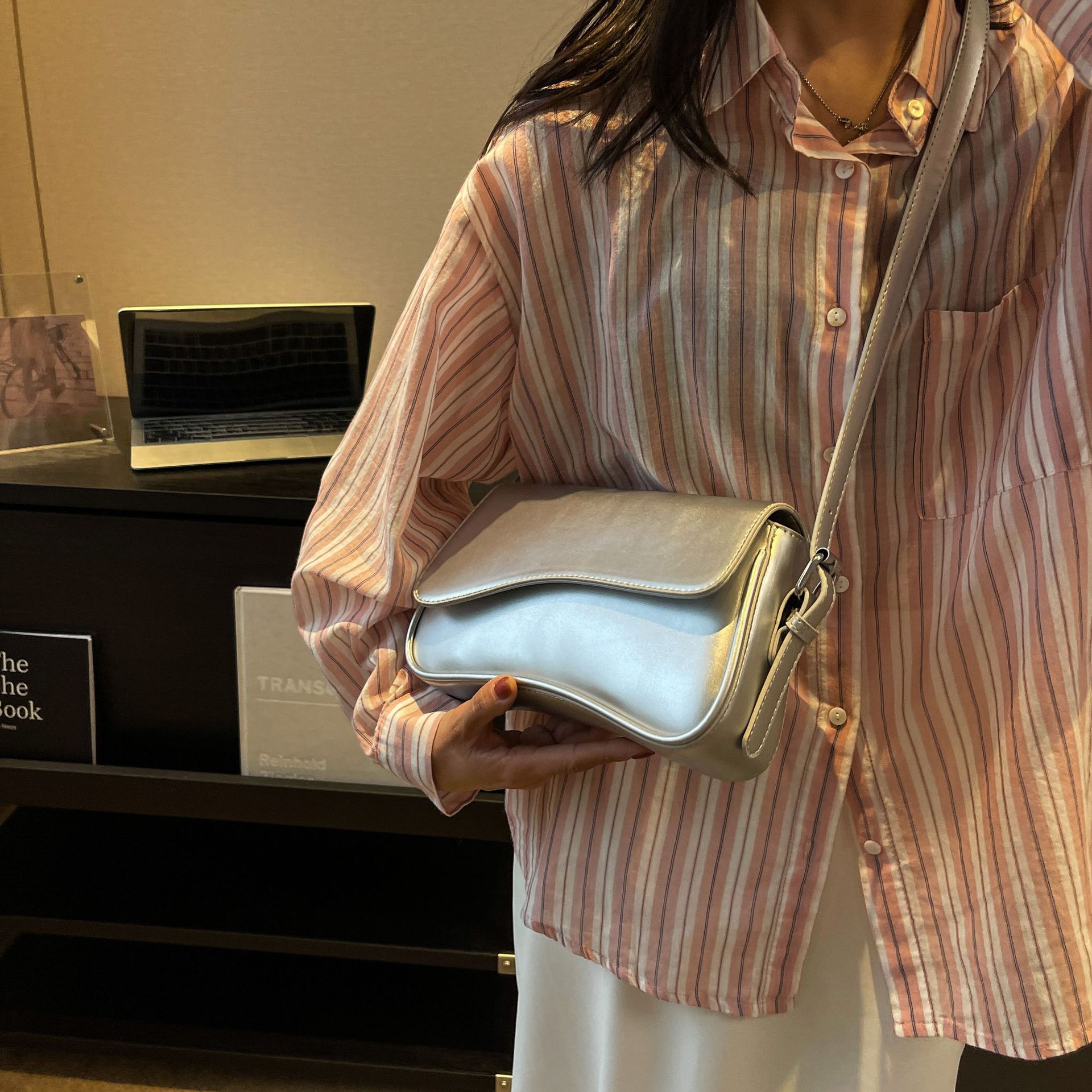 Flip up magnetic buckle shoulder bag for work commuting fashionable and simple women's diagonal cross hand-held armpit bag