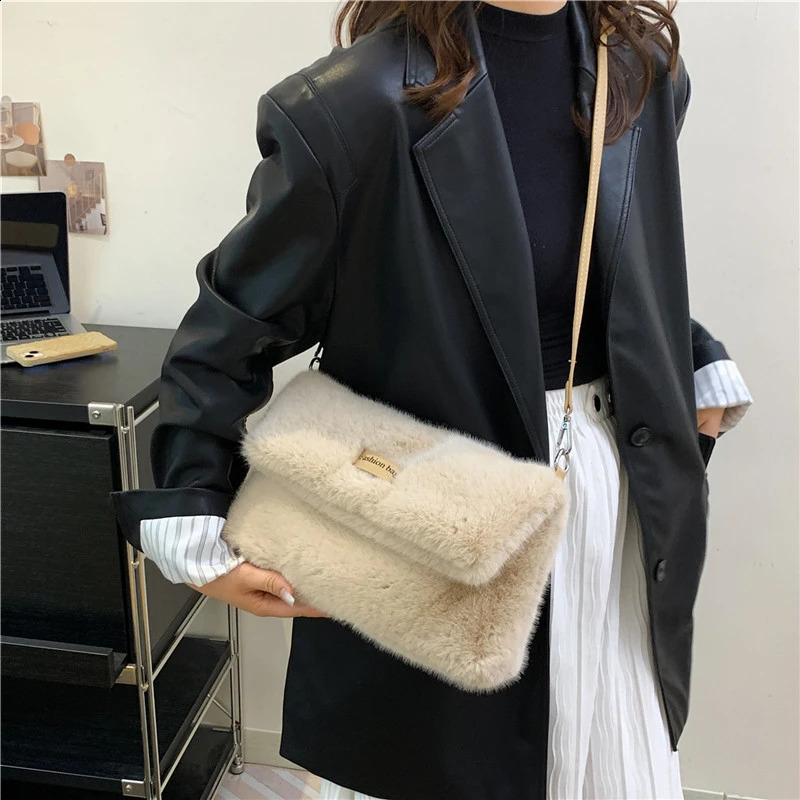 2025 new Faux Fur Handbag Women Winter Soft Fulffy Folds Shoulder Female Khaki Plush Messenger Bag 240824 zhanyishengli
