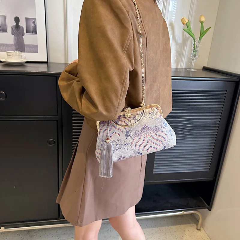 2024 Vintage Women Floral Clutch Lock Shell Clip Handmade Chain Shoulder Bags Crossbody Tassel Glitter Handbags 240824Z