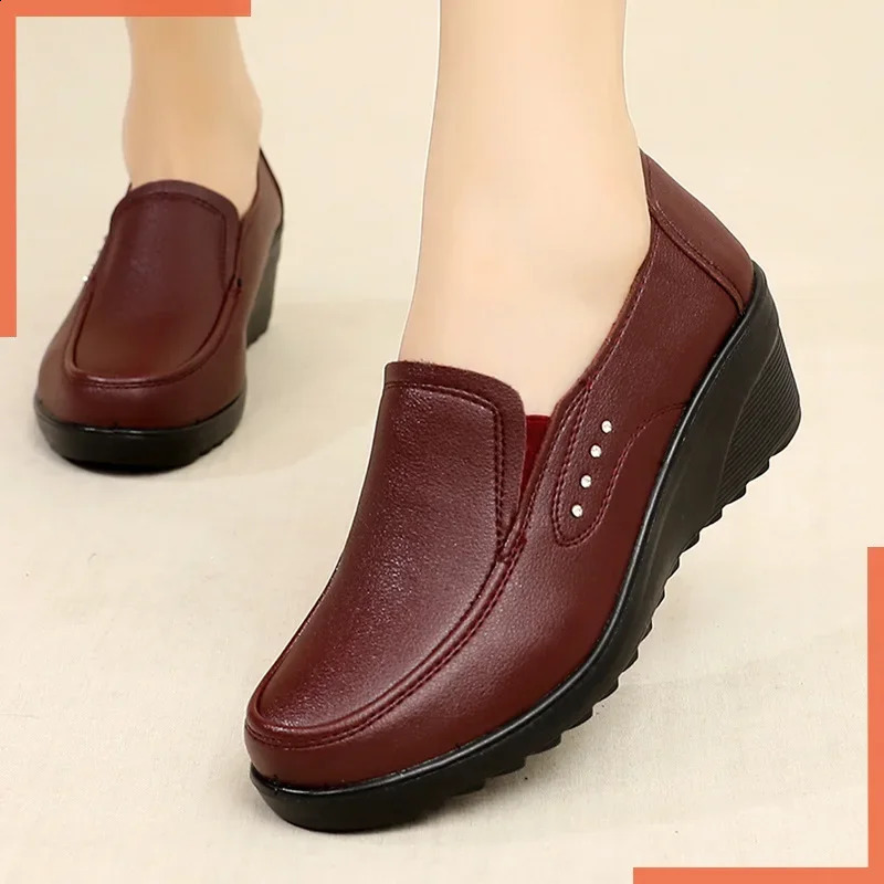 Spring and Autumn Womens Fashion Pump Shoes Womens Genuine Leather Wedge Single Casual Shoes Mother High Heels 240823