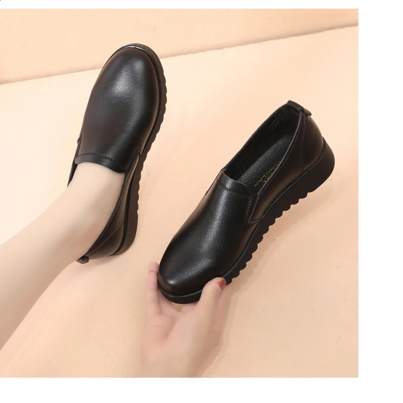 Spring Soled Mother Black single shoe leather anti slip casual comfortable middle-aged and elderly womens flat shoes womens shoes 240823