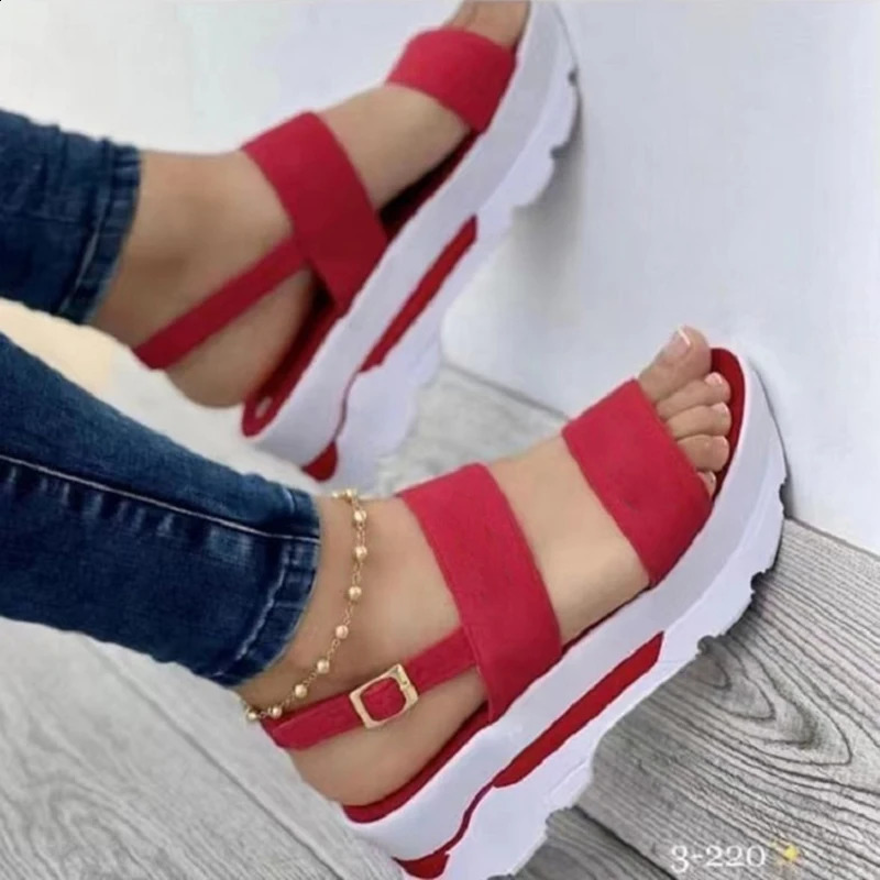 Womens summer platform sandals with buckle open toe thick sole punk womens casual apartment beach shoes Sandalia De Mujer 240823