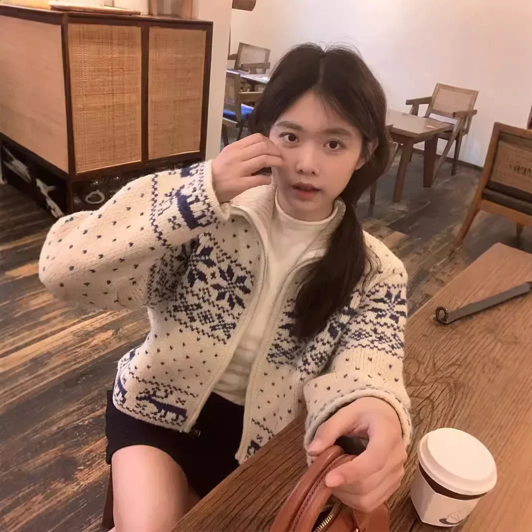 Berry Vintage Soft Snowflake Zipper Sweater Stand Collar Knitted Top For Women Autumn/winter Warm Comfortable Wool Material 240824