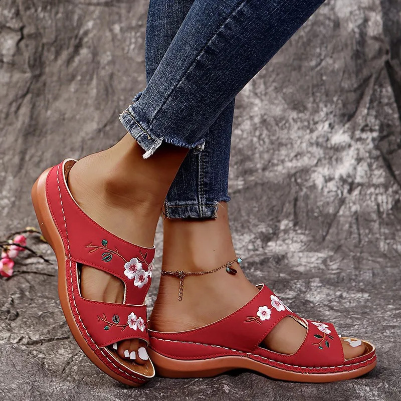 Womens slippers embroidered flowers leather womens sandals outdoor lights casual wedge slippers summer womens shoes 240823