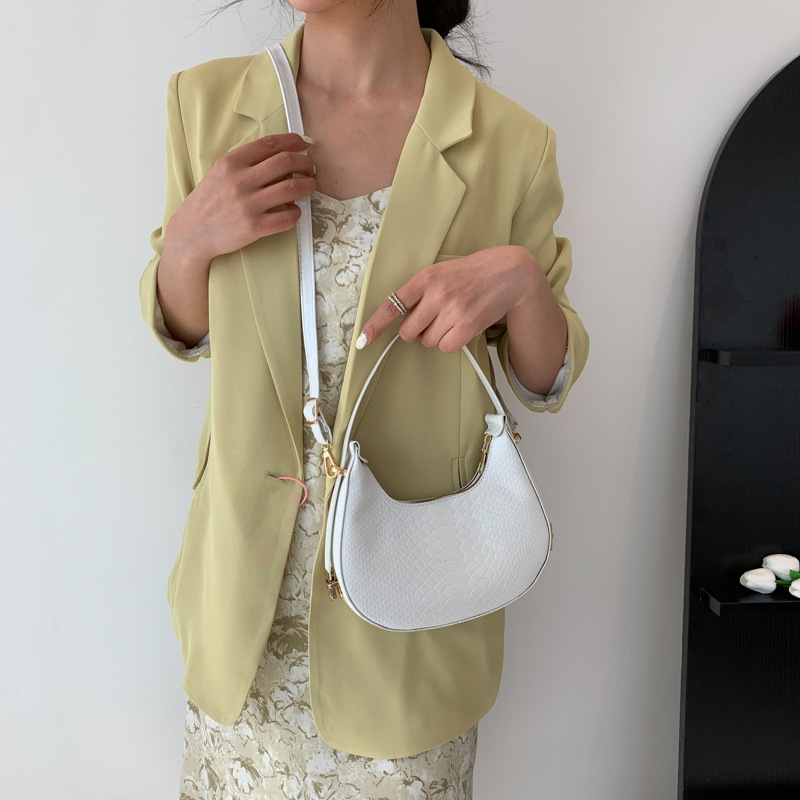Trendy fashionable crescent bag casual and simple handbag