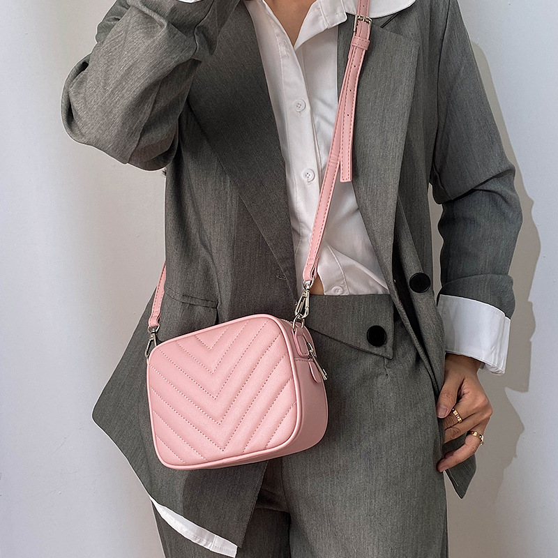 Versatile and trendy women's dia grid shoulder bag