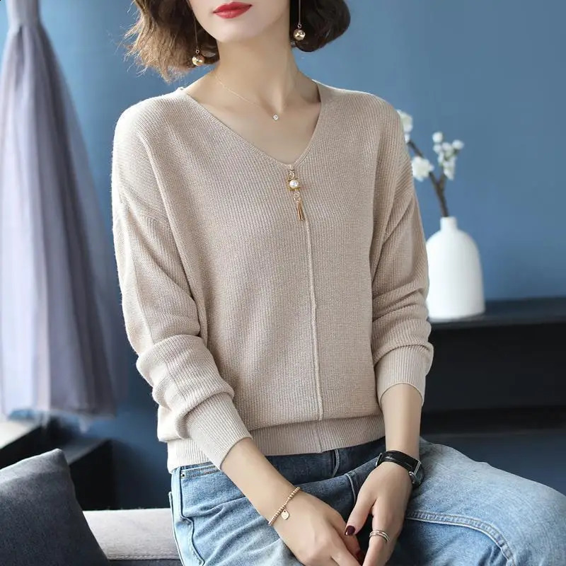 Women Autumn Elegant Temperament Loose Solid Color V-neck Long Sleeve Knitwear Women Clothes Fashion All-match Knitting Tops 240824
