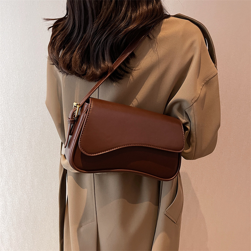 Flip up magnetic buckle shoulder bag for work commuting fashionable and simple women's diagonal cross hand-held armpit bag