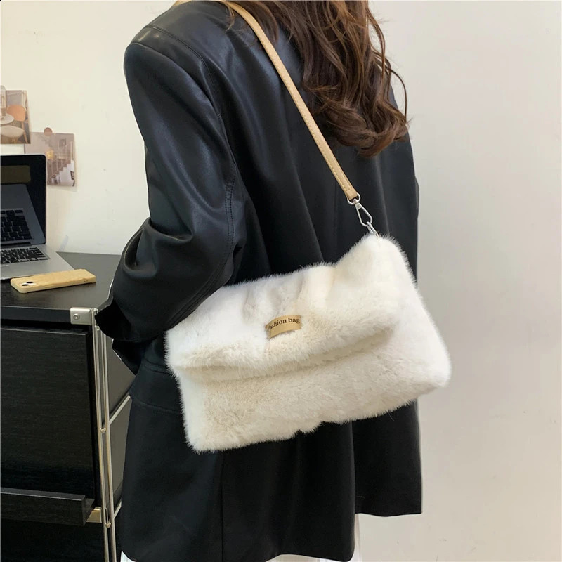 2025 new Faux Fur Handbag Women Winter Soft Fulffy Folds Shoulder Female Khaki Plush Messenger Bag 240824 zhanyishengli