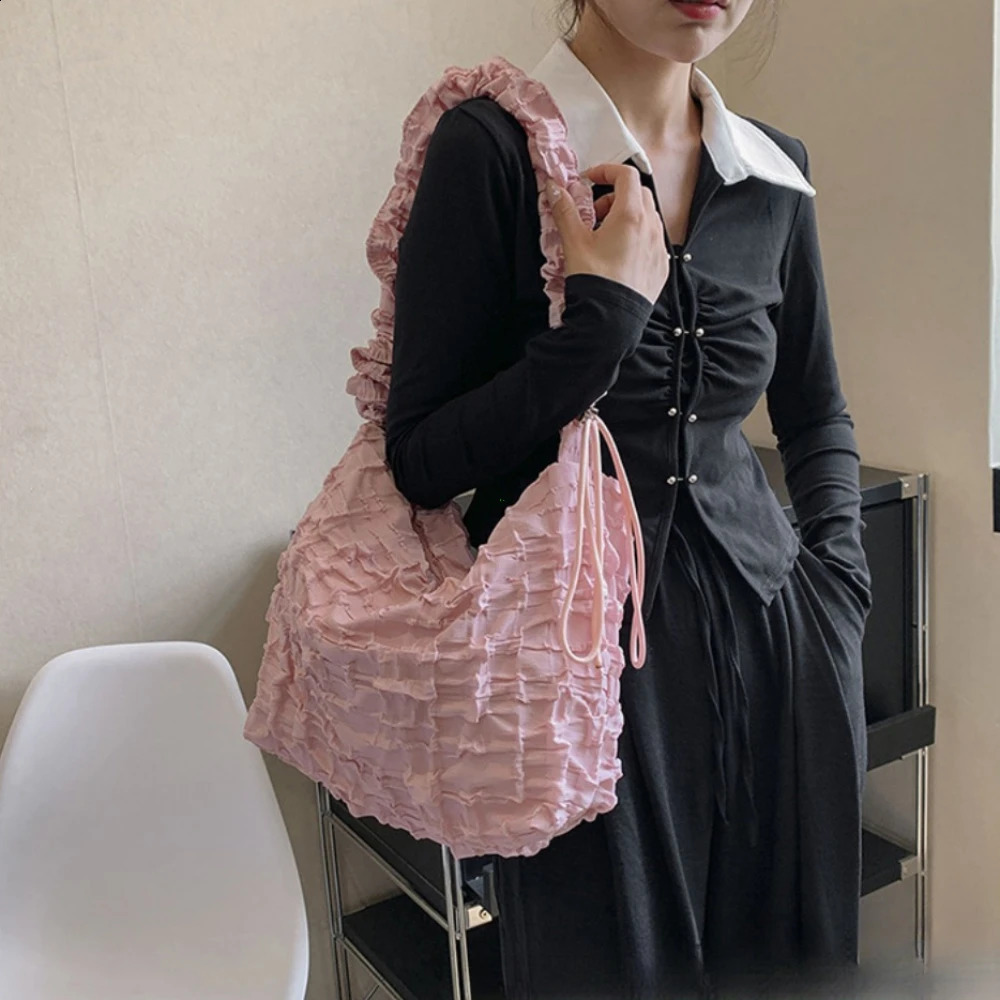 Highquality Lightweight Large Capacity Shopper Tote Armpit Bag Soft Cloud Pleated Womens Handbag Fashion Bubbles Shoulder 240824Z