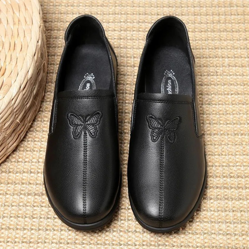 Spring Soled Mother Black single shoe leather anti slip casual comfortable middle-aged and elderly womens flat shoes womens shoes 240823