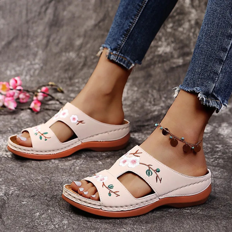 Womens slippers embroidered flowers leather womens sandals outdoor lights casual wedge slippers summer womens shoes 240823