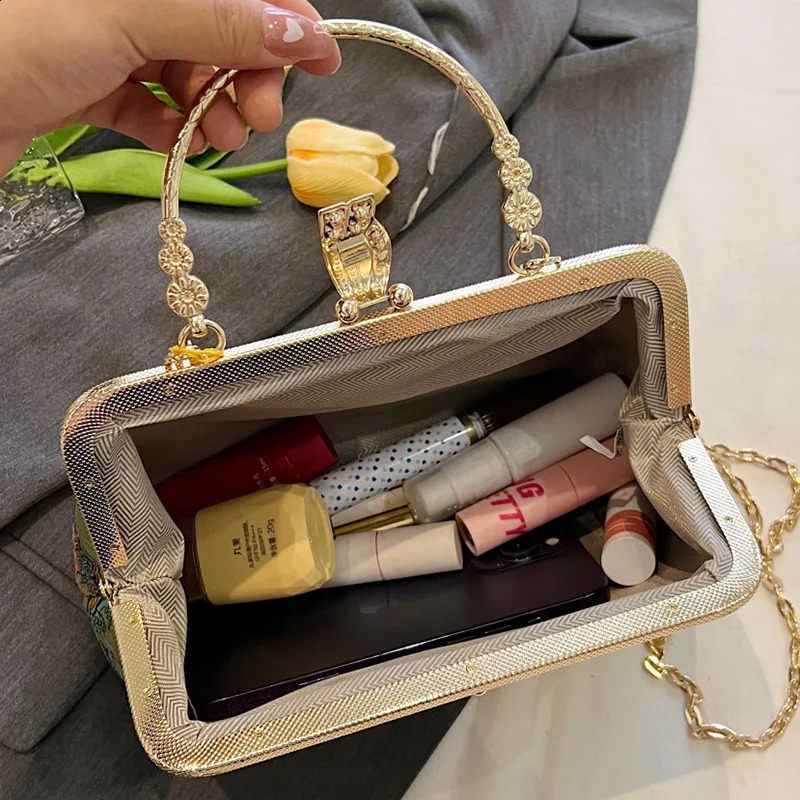 2024 Vintage Women Floral Clutch Lock Shell Clip Handmade Chain Shoulder Bags Crossbody Tassel Glitter Handbags 240824Z