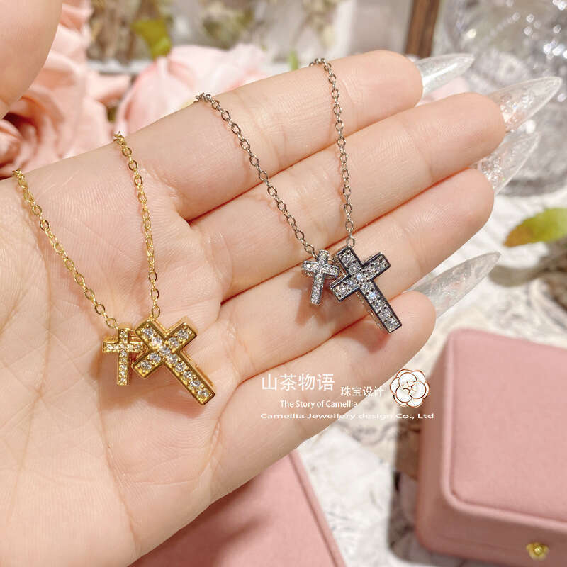 2024 INS New Hip Hop Trendy Cross Pendant Gold Plated Personalized Fashion Couple Accessory Designer Diamond Necklace for Women High-End Jewelry Gift