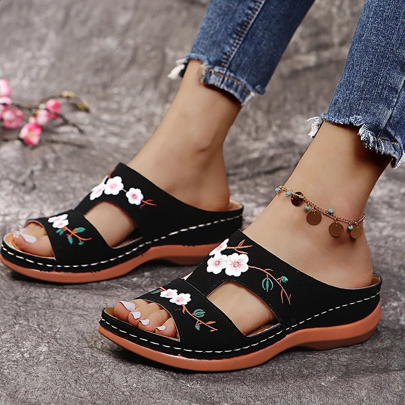 Womens slippers embroidered flowers leather womens sandals outdoor lights casual wedge slippers summer womens shoes 240823