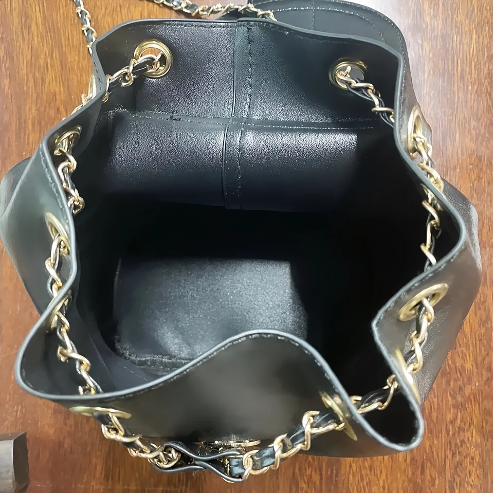 Fashionable simple and versatile daily backpack womens chain bag small backpack solid color bag lid style casual chain bag 240824