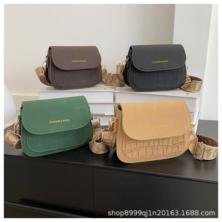 Popular simple casual fashionable and trendy one shoulder small square bag