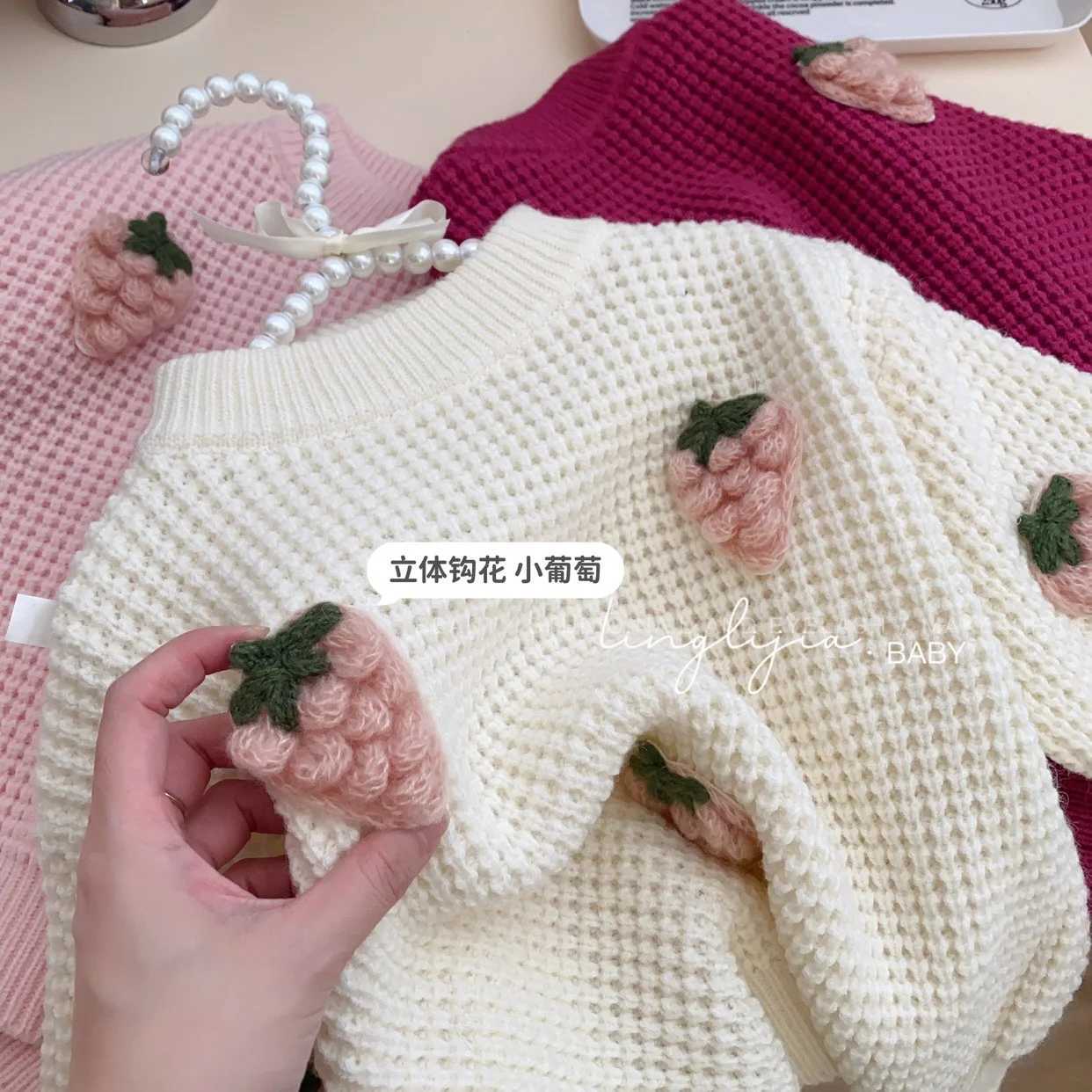 Spring and Autumn Girls Fashion Round Neck Knitted Sweater Small Girls Loose Top Baby Strawberry SweaterW240824