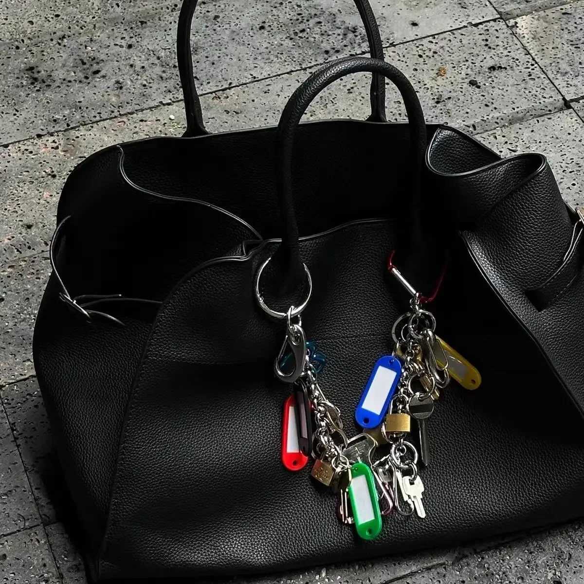 Keychains Lanyards 2024 New Super Complex Metal Keychain Womens French Trend Bag Pendant Accessories Matching Personalized Home Decoration Y2408264LEE