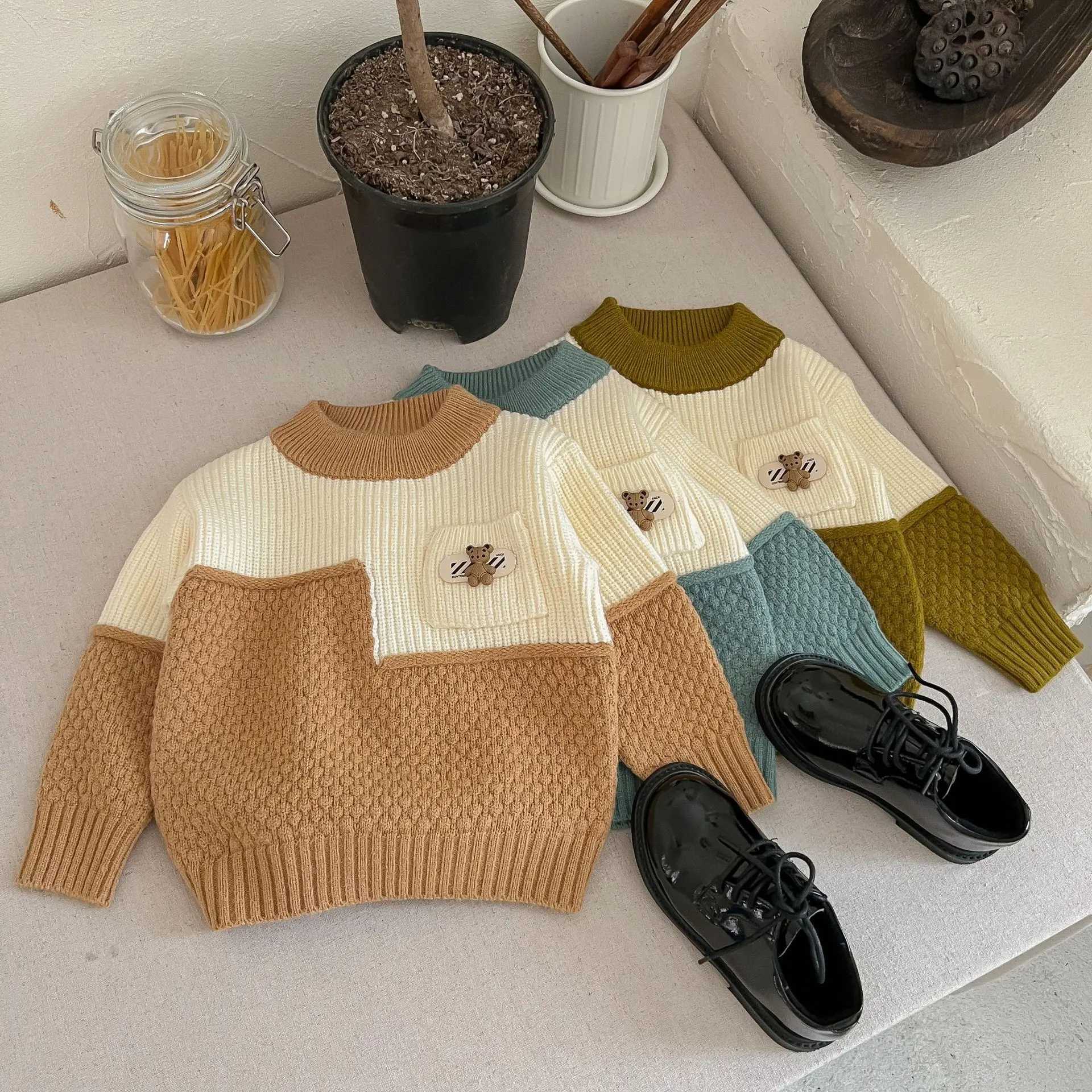 Autumn childrens sweater embroidered bear patchwork baby boy latte cotton round neck long sleeved knitW240824