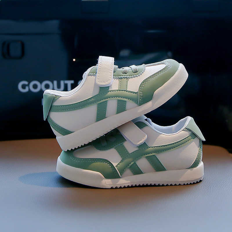 Athletic Outdoor Childrens Forrest Gump Leather Surface 2024 Autumn New Style Girls White Velcro Board Korean Edition Boys Casual Shoes H260130