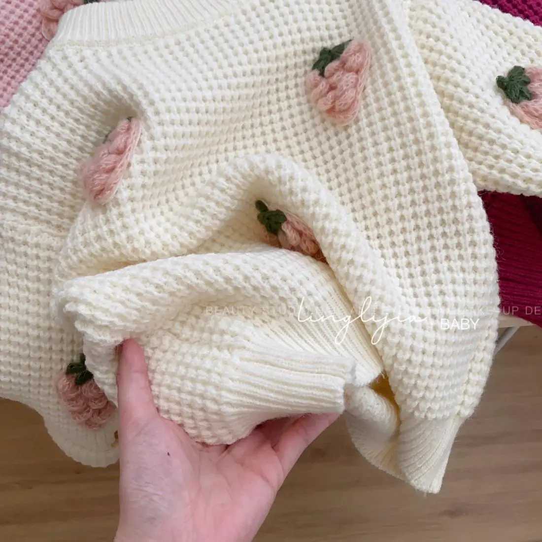 Childrens clothing for autumn and winter girls round neck knitted sweater little girls loose fit Versatile top childrens baby sweaterW240824