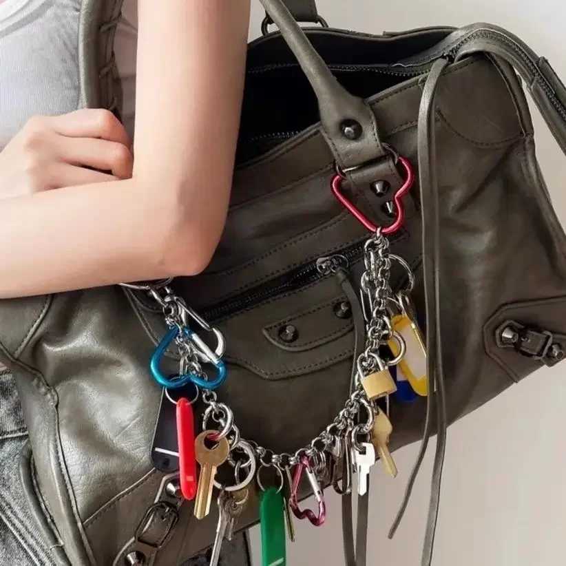 Keychains Lanyards 2024 New Super Complex Metal Keychain Womens French Trend Bag Pendant Accessories Matching Personalized Home Decoration Y2408264LEE