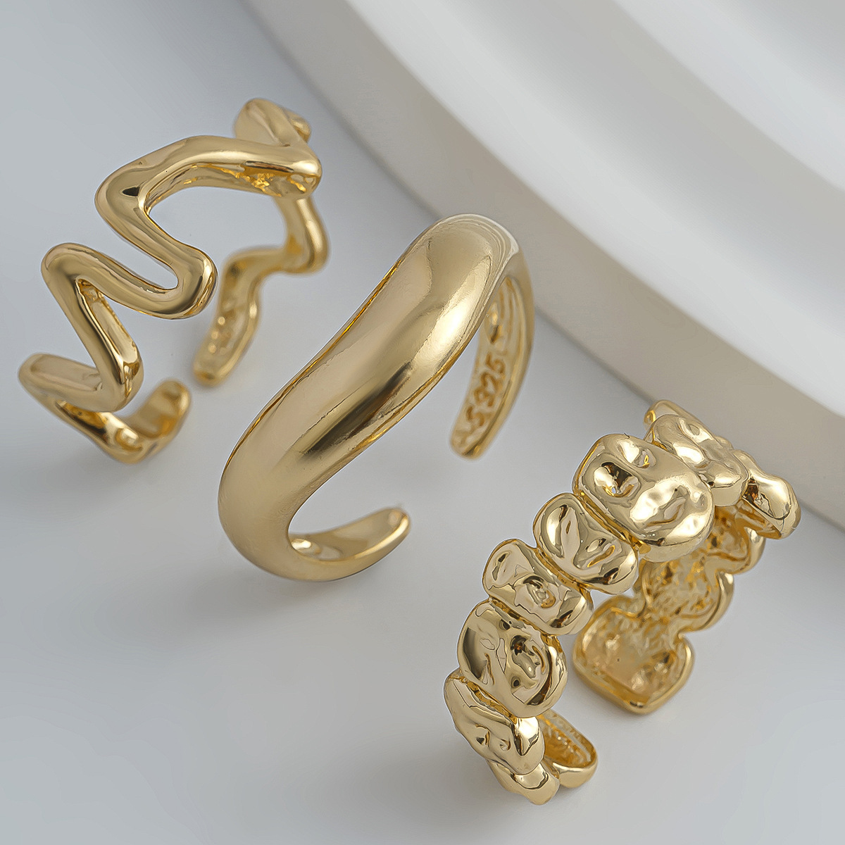 Geometric Metal Wind Lava e Ring Set with Irregular Smooth Opening Texture