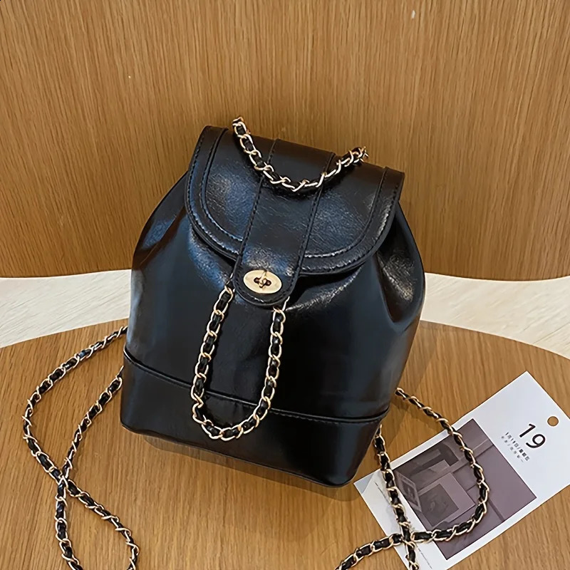 Fashionable simple and versatile daily backpack womens chain bag small backpack solid color bag lid style casual chain bag 240824