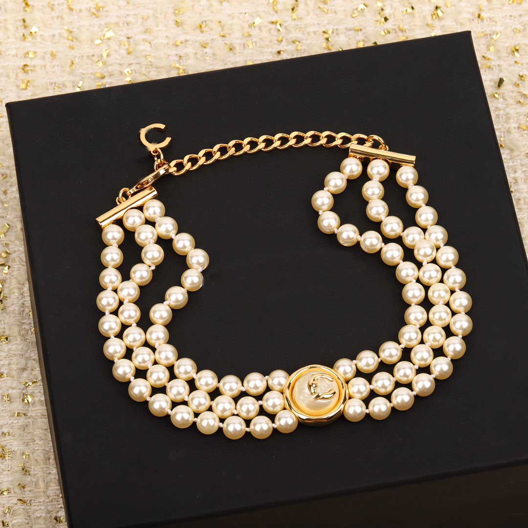 2024 Charme de qualité de luxe Collier de pendentif à trois couches et bracelet avec des perles de coquille blanche dans une boîte de tampon en o
