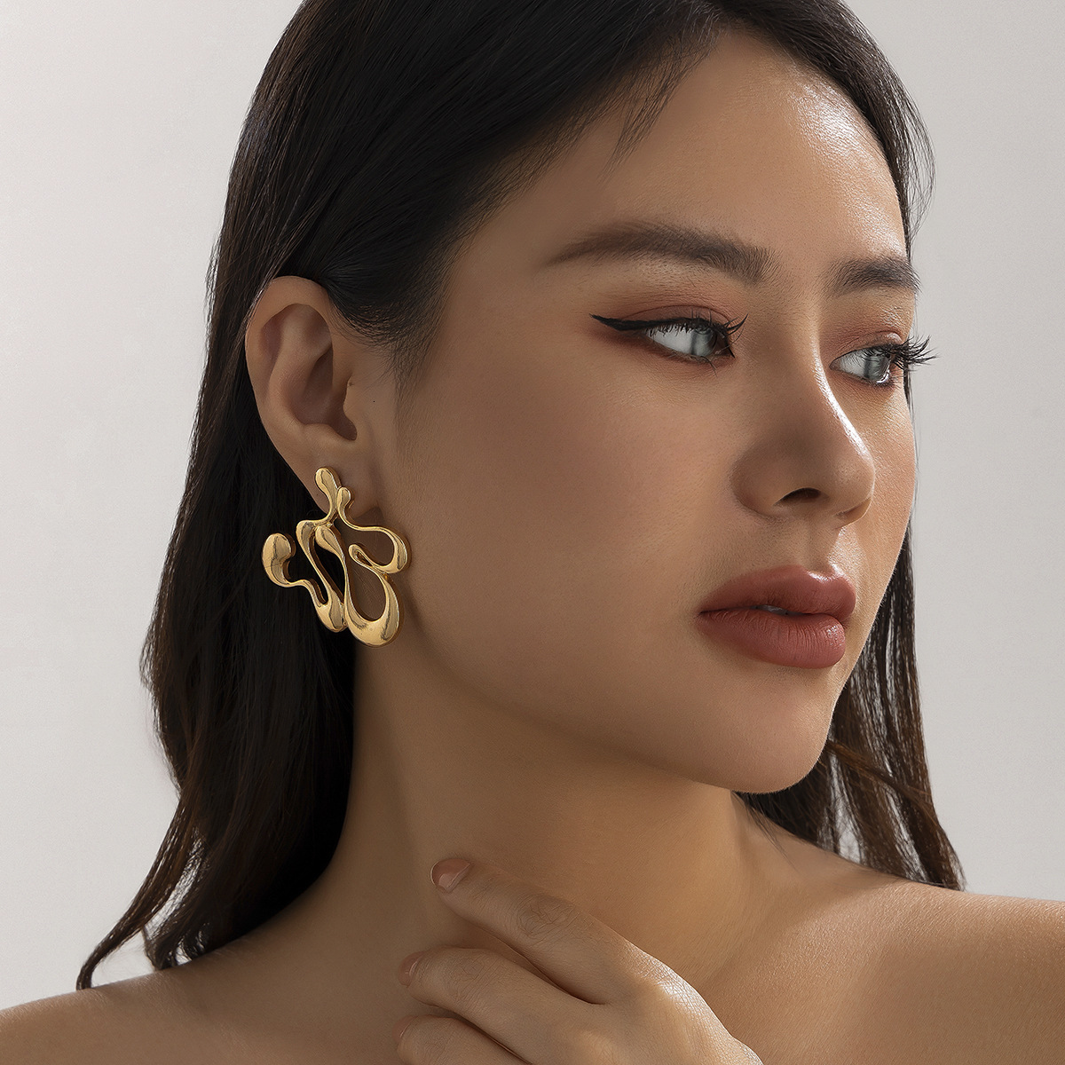 Irregular hollow out twisted circular with geometric alloy and minimalist style earrings