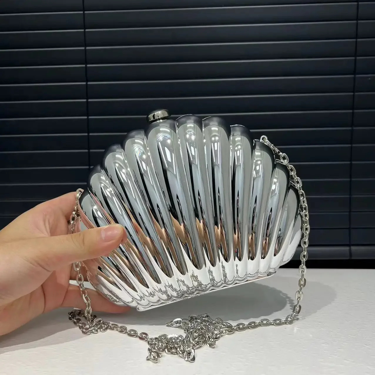 Ladies fashionable shell shaped dinner handbag with glossy and elegant acrylic color single shoulder crossbody bag 240824Z