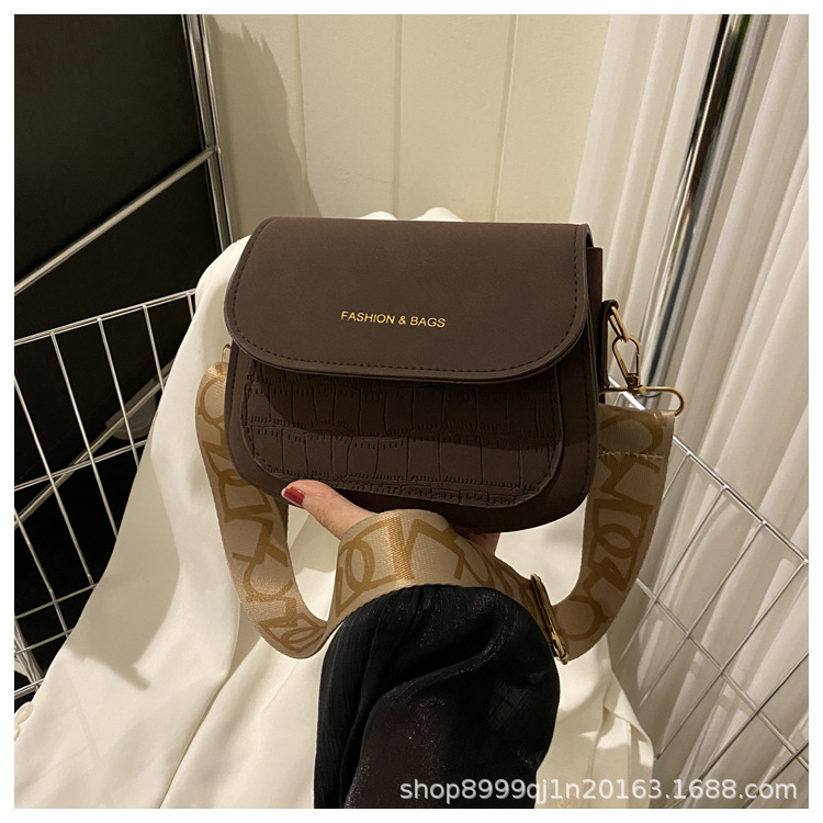 Popular simple casual fashionable and trendy one shoulder small square bag